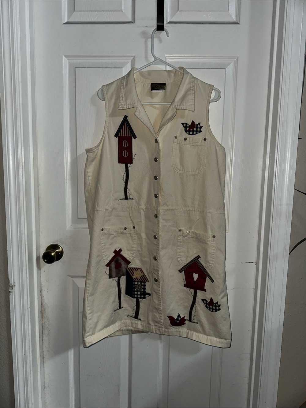 Vintage Cream Sleeveless Button-Front Dress with Birdhouse Appliqués